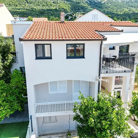 Fly Up Mediterranean Apartment Gradac (Split-Dalmatia)
