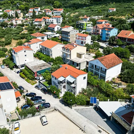 Fly Up Mediterranean Apartment Gradac (Split-Dalmatia)