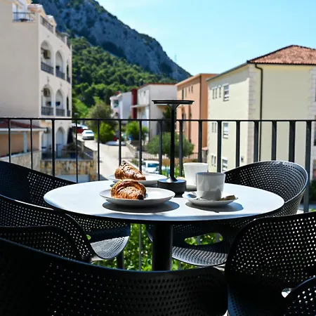Fly Up Mediterranean Apartment Gradac (Split-Dalmatia)