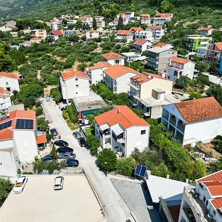 Fly Up Mediterranean Apartment Gradac (Split-Dalmatia)